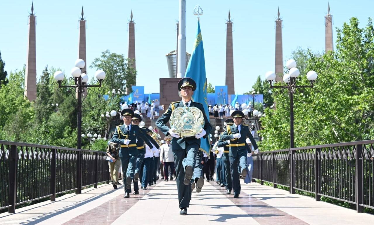 Шымкентте Мемлекеттік Рәміздер күнінде көк Туды әуелеткен автошеру және велошеру өтті