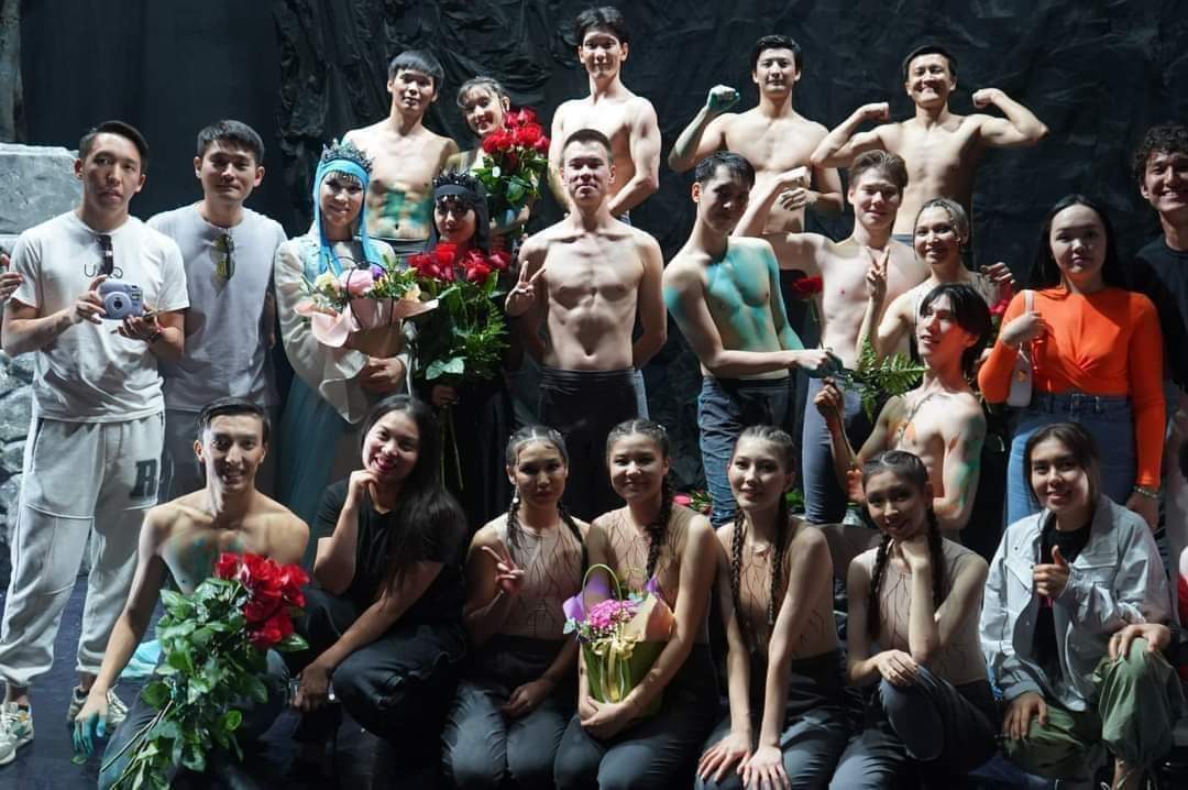 Түркістан театры Астаналықтарды мерекемен құттықтады