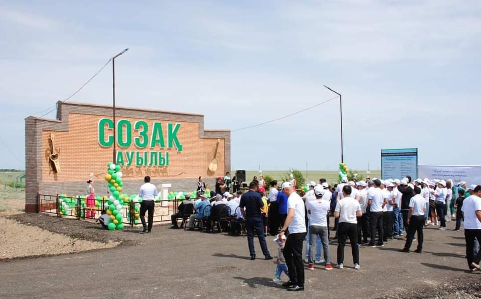 Түркістан: Созақтың түлектері 20 жылдық құрметіне бір отбасына баспана сыйлап, ауылға қақпа салып берді